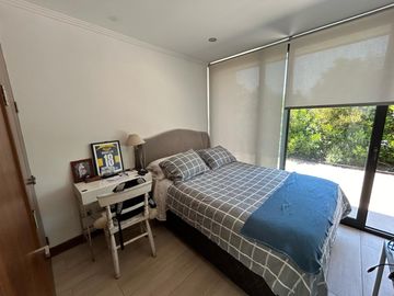VENDE EXCELENTE CASA ESTILO MODERNO, CONDOMINIO LAS BRISAS DE CHICUREO, COLINA, 430/2.000 M2, 5 DORMITORIOS, 6 BAÑOS, TERRAZA, QUINCHO Y PISCINA