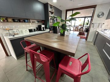 VENDE EXCELENTE CASA ESTILO MODERNO, CONDOMINIO LAS BRISAS DE CHICUREO, COLINA, 430/2.000 M2, 5 DORMITORIOS, 6 BAÑOS, TERRAZA, QUINCHO Y PISCINA