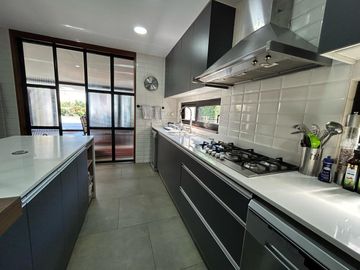 VENDE EXCELENTE CASA ESTILO MODERNO, CONDOMINIO LAS BRISAS DE CHICUREO, COLINA, 430/2.000 M2, 5 DORMITORIOS, 6 BAÑOS, TERRAZA, QUINCHO Y PISCINA