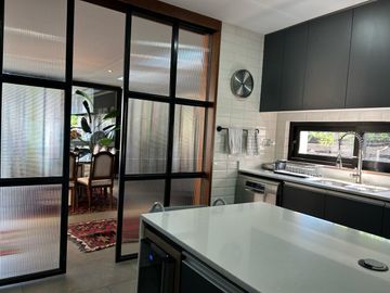 VENDE EXCELENTE CASA ESTILO MODERNO, CONDOMINIO LAS BRISAS DE CHICUREO, COLINA, 430/2.000 M2, 5 DORMITORIOS, 6 BAÑOS, TERRAZA, QUINCHO Y PISCINA