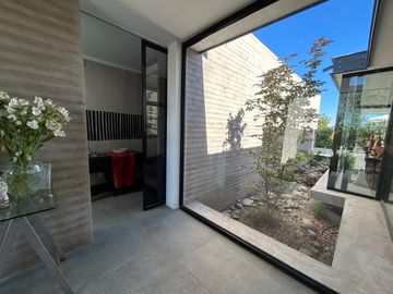 VENDE EXCELENTE CASA ESTILO MODERNO, CONDOMINIO LAS BRISAS DE CHICUREO, COLINA, 430/2.000 M2, 5 DORMITORIOS, 6 BAÑOS, TERRAZA, QUINCHO Y PISCINA
