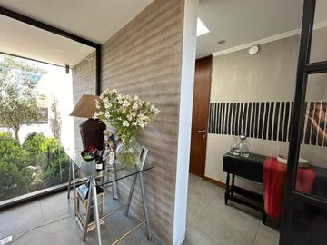 VENDE EXCELENTE CASA ESTILO MODERNO, CONDOMINIO LAS BRISAS DE CHICUREO, COLINA, 430/2.000 M2, 5 DORMITORIOS, 6 BAÑOS, TERRAZA, QUINCHO Y PISCINA