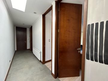 VENDE EXCELENTE CASA ESTILO MODERNO, CONDOMINIO LAS BRISAS DE CHICUREO, COLINA, 430/2.000 M2, 5 DORMITORIOS, 6 BAÑOS, TERRAZA, QUINCHO Y PISCINA