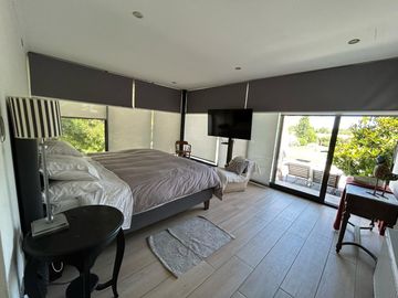 VENDE EXCELENTE CASA ESTILO MODERNO, CONDOMINIO LAS BRISAS DE CHICUREO, COLINA, 430/2.000 M2, 5 DORMITORIOS, 6 BAÑOS, TERRAZA, QUINCHO Y PISCINA