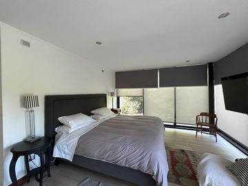 VENDE EXCELENTE CASA ESTILO MODERNO, CONDOMINIO LAS BRISAS DE CHICUREO, COLINA, 430/2.000 M2, 5 DORMITORIOS, 6 BAÑOS, TERRAZA, QUINCHO Y PISCINA