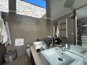 VENDE EXCELENTE CASA ESTILO MODERNO, CONDOMINIO LAS BRISAS DE CHICUREO, COLINA, 430/2.000 M2, 5 DORMITORIOS, 6 BAÑOS, TERRAZA, QUINCHO Y PISCINA