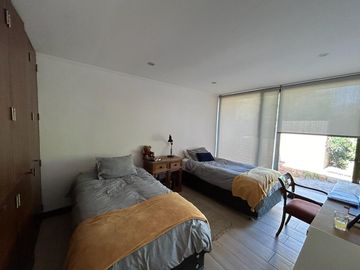 VENDE EXCELENTE CASA ESTILO MODERNO, CONDOMINIO LAS BRISAS DE CHICUREO, COLINA, 430/2.000 M2, 5 DORMITORIOS, 6 BAÑOS, TERRAZA, QUINCHO Y PISCINA