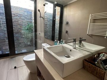 VENDE EXCELENTE CASA ESTILO MODERNO, CONDOMINIO LAS BRISAS DE CHICUREO, COLINA, 430/2.000 M2, 5 DORMITORIOS, 6 BAÑOS, TERRAZA, QUINCHO Y PISCINA