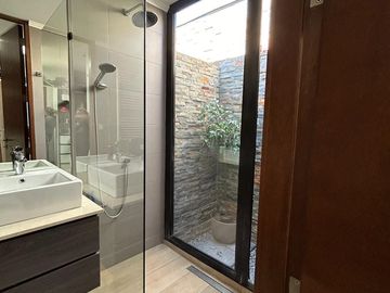 VENDE EXCELENTE CASA ESTILO MODERNO, CONDOMINIO LAS BRISAS DE CHICUREO, COLINA, 430/2.000 M2, 5 DORMITORIOS, 6 BAÑOS, TERRAZA, QUINCHO Y PISCINA