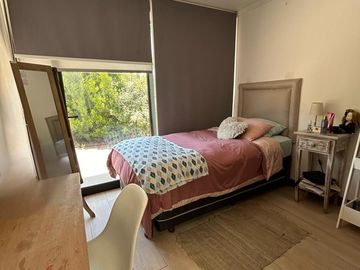 VENDE EXCELENTE CASA ESTILO MODERNO, CONDOMINIO LAS BRISAS DE CHICUREO, COLINA, 430/2.000 M2, 5 DORMITORIOS, 6 BAÑOS, TERRAZA, QUINCHO Y PISCINA