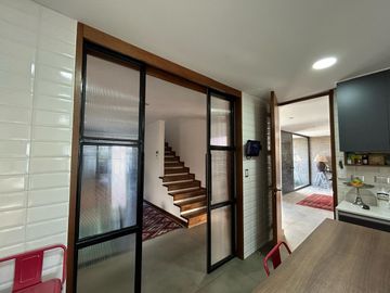VENDE EXCELENTE CASA ESTILO MODERNO, CONDOMINIO LAS BRISAS DE CHICUREO, COLINA, 430/2.000 M2, 5 DORMITORIOS, 6 BAÑOS, TERRAZA, QUINCHO Y PISCINA