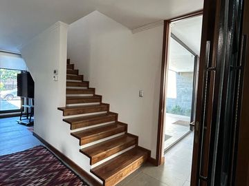 VENDE EXCELENTE CASA ESTILO MODERNO, CONDOMINIO LAS BRISAS DE CHICUREO, COLINA, 430/2.000 M2, 5 DORMITORIOS, 6 BAÑOS, TERRAZA, QUINCHO Y PISCINA