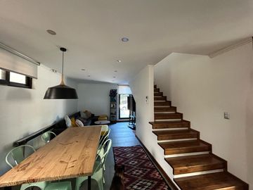VENDE EXCELENTE CASA ESTILO MODERNO, CONDOMINIO LAS BRISAS DE CHICUREO, COLINA, 430/2.000 M2, 5 DORMITORIOS, 6 BAÑOS, TERRAZA, QUINCHO Y PISCINA