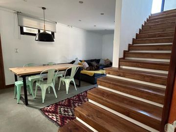 VENDE EXCELENTE CASA ESTILO MODERNO, CONDOMINIO LAS BRISAS DE CHICUREO, COLINA, 430/2.000 M2, 5 DORMITORIOS, 6 BAÑOS, TERRAZA, QUINCHO Y PISCINA