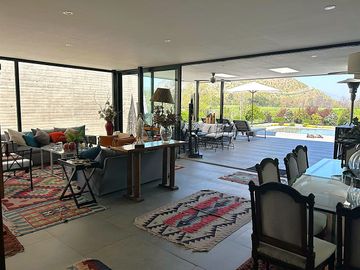 VENDE EXCELENTE CASA ESTILO MODERNO, CONDOMINIO LAS BRISAS DE CHICUREO, COLINA, 430/2.000 M2, 5 DORMITORIOS, 6 BAÑOS, TERRAZA, QUINCHO Y PISCINA