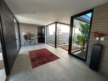 VENDE EXCELENTE CASA ESTILO MODERNO, CONDOMINIO LAS BRISAS DE CHICUREO, COLINA, 430/2.000 M2, 5 DORMITORIOS, 6 BAÑOS, TERRAZA, QUINCHO Y PISCINA