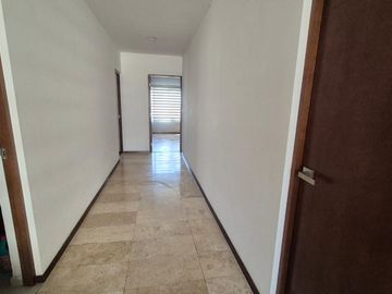 Departamento con Terraza espaciosa en Lomas del Tec, cuenta con Mini Splits y Cortinas. Acabados de Marmol