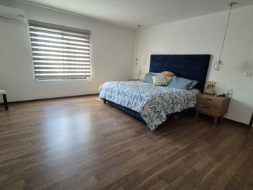 Departamento con Terraza espaciosa en Lomas del Tec, cuenta con Mini Splits y Cortinas. Acabados de Marmol