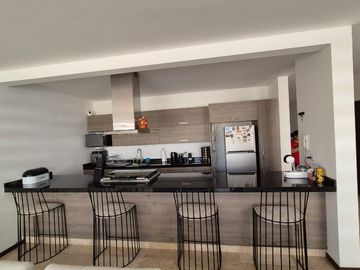 Departamento con Terraza espaciosa en Lomas del Tec, cuenta con Mini Splits y Cortinas. Acabados de Marmol
