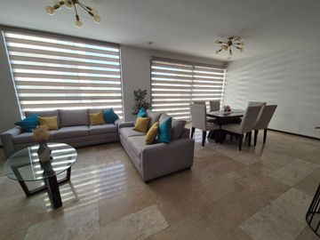 Departamento con Terraza espaciosa en Lomas del Tec, cuenta con Mini Splits y Cortinas. Acabados de Marmol