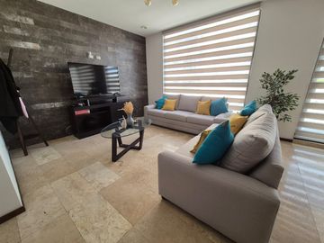 Departamento con Terraza espaciosa en Lomas del Tec, cuenta con Mini Splits y Cortinas. Acabados de Marmol