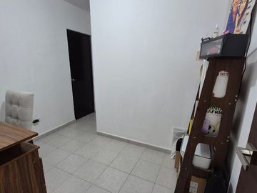 Departamento con Terraza espaciosa en Lomas del Tec, cuenta con Mini Splits y Cortinas. Acabados de Marmol