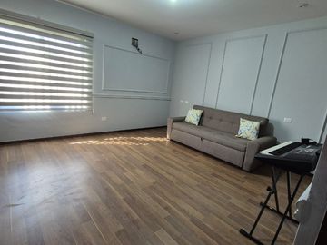 Departamento con Terraza espaciosa en Lomas del Tec, cuenta con Mini Splits y Cortinas. Acabados de Marmol