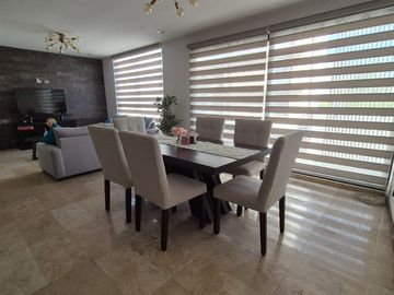 Departamento con Terraza espaciosa en Lomas del Tec, cuenta con Mini Splits y Cortinas. Acabados de Marmol