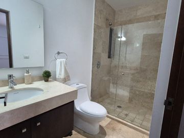 Departamento con Terraza espaciosa en Lomas del Tec, cuenta con Mini Splits y Cortinas. Acabados de Marmol