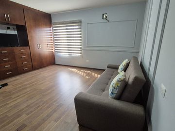 Departamento con Terraza espaciosa en Lomas del Tec, cuenta con Mini Splits y Cortinas. Acabados de Marmol