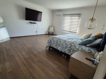Departamento con Terraza espaciosa en Lomas del Tec, cuenta con Mini Splits y Cortinas. Acabados de Marmol
