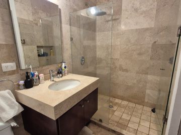 Departamento con Terraza espaciosa en Lomas del Tec, cuenta con Mini Splits y Cortinas. Acabados de Marmol