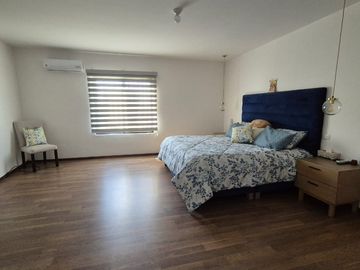 Departamento con Terraza espaciosa en Lomas del Tec, cuenta con Mini Splits y Cortinas. Acabados de Marmol