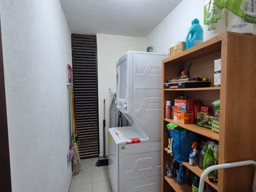 Departamento con Terraza espaciosa en Lomas del Tec, cuenta con Mini Splits y Cortinas. Acabados de Marmol