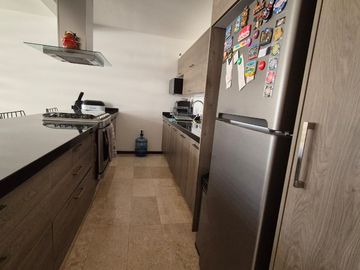Departamento con Terraza espaciosa en Lomas del Tec, cuenta con Mini Splits y Cortinas. Acabados de Marmol