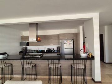 Departamento con Terraza espaciosa en Lomas del Tec, cuenta con Mini Splits y Cortinas. Acabados de Marmol