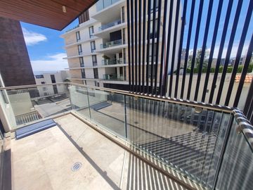 Departamento con Terraza espaciosa en Lomas del Tec, cuenta con Mini Splits y Cortinas. Acabados de Marmol