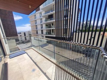 Departamento con Terraza espaciosa en Lomas del Tec, cuenta con Mini Splits y Cortinas. Acabados de Marmol