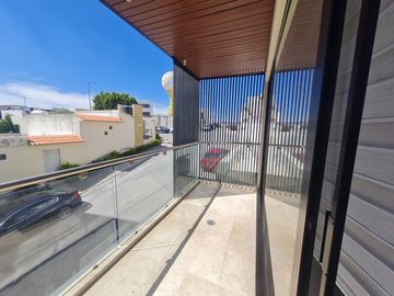 Departamento con Terraza espaciosa en Lomas del Tec, cuenta con Mini Splits y Cortinas. Acabados de Marmol