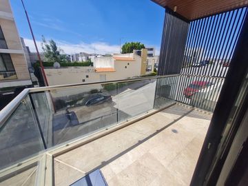 Departamento con Terraza espaciosa en Lomas del Tec, cuenta con Mini Splits y Cortinas. Acabados de Marmol