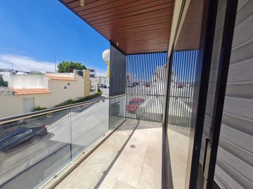 Departamento con Terraza espaciosa en Lomas del Tec, cuenta con Mini Splits y Cortinas. Acabados de Marmol