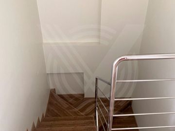 AMPLIO Y LINDO DUPLEX DE 133M2 CON VENTANAS HERMÉTICAS EN DORMITORIOS  (NO PAGA ALCABALA)