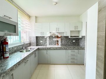 Departamento en Planta Baja en Venta en Portón de las Lomas, Guayaquil