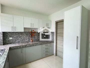 Departamento en Planta Baja en Venta en Portón de las Lomas, Guayaquil