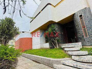 Alquilo Hermosa Casa De 300 M2, En La Urb. Santa Victoria, Chiclayo.(L.GUEVARA)