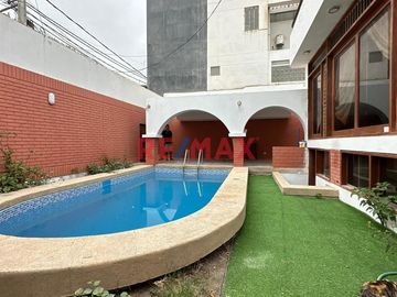 Alquilo Hermosa Casa De 300 M2, En La Urb. Santa Victoria, Chiclayo.(L.GUEVARA)