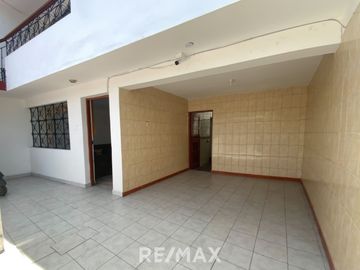 Venta De Hermosa Casa De 3 Pisos Ubicada En La Mejor Zona Del Rimac, En La Av La Capilla.