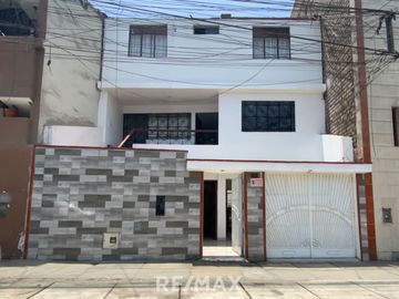 Venta De Hermosa Casa De 3 Pisos Ubicada En La Mejor Zona Del Rimac, En La Av La Capilla.