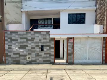 Venta De Hermosa Casa De 3 Pisos Ubicada En La Mejor Zona Del Rimac, En La Av La Capilla.