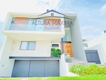 Lujosa Residencia en Venta Puerta Las Lomas Zona Andares Zapopan